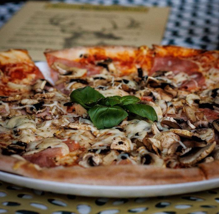 Pizza aus dem Holzofen